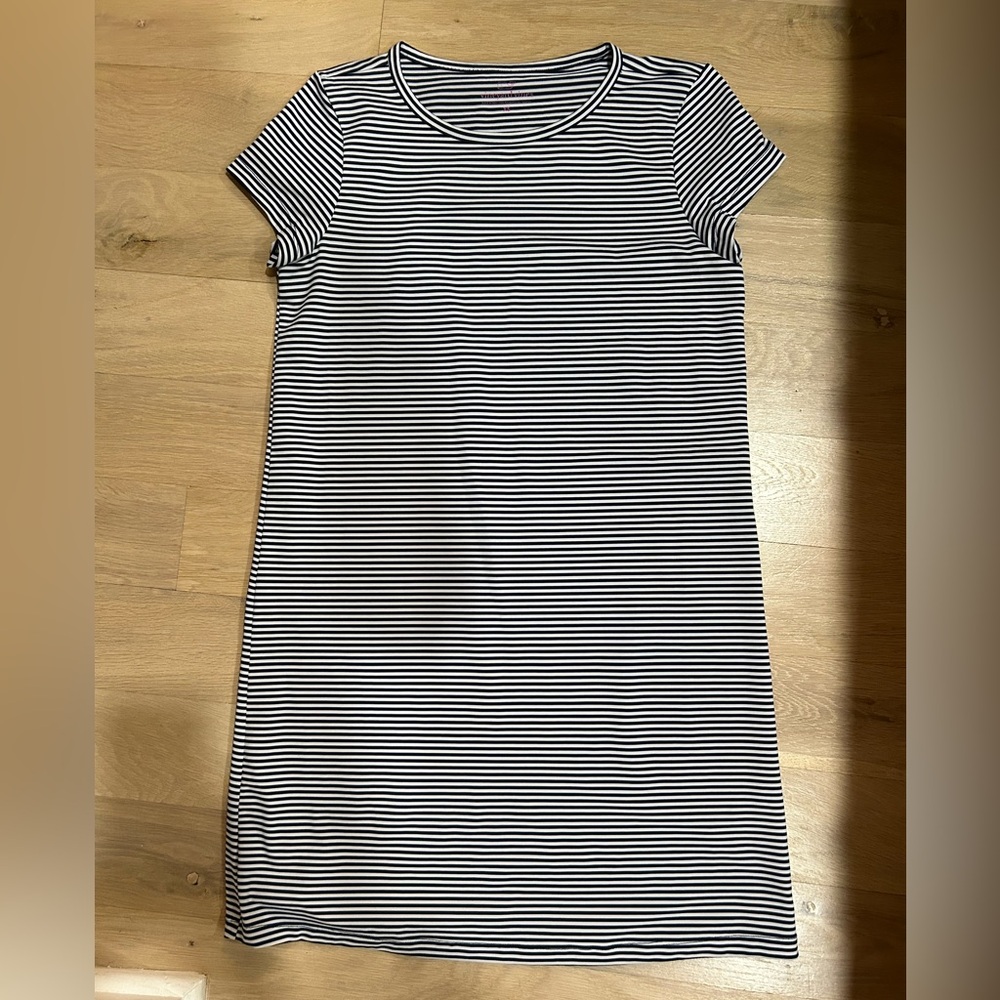 Vineyard Vines Performance blue and white striped dress